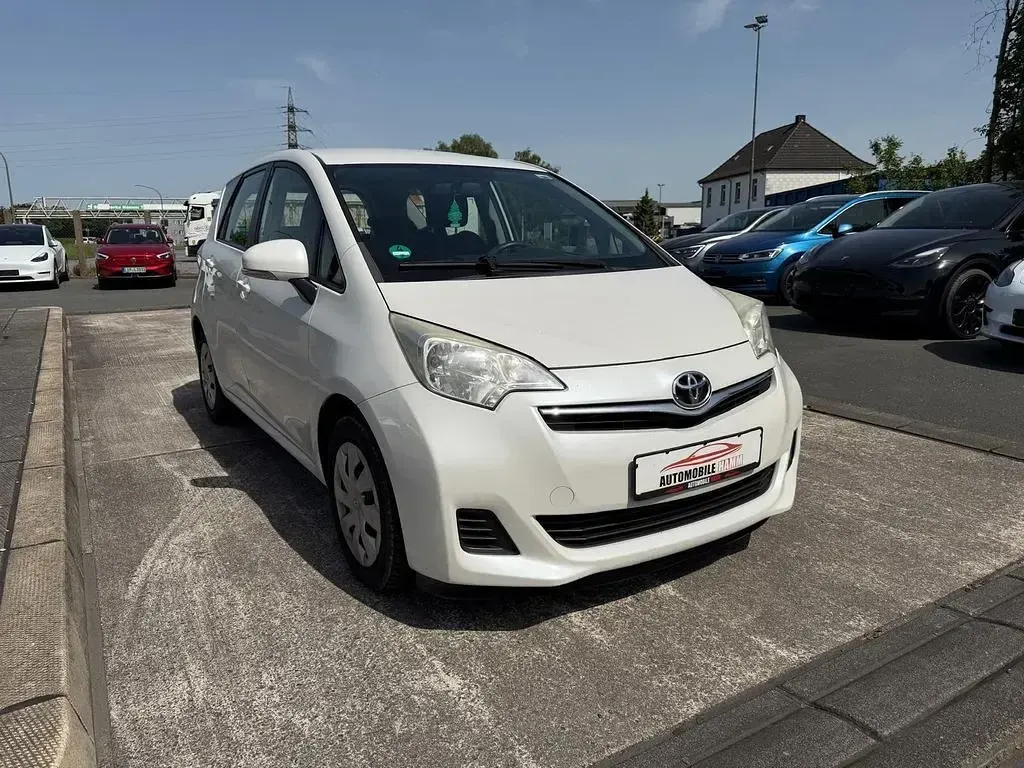 Gebraucht Toyota Verso-S Life 90 PS (66 kW) 2011 Weiß Van / Kleinbus