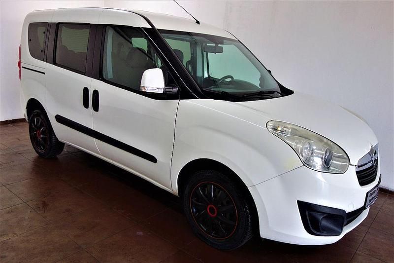 Weiß Gebraucht 2014 Opel Combo Edition Van / Kleinbus | 6.999 € - Bild 1/4
