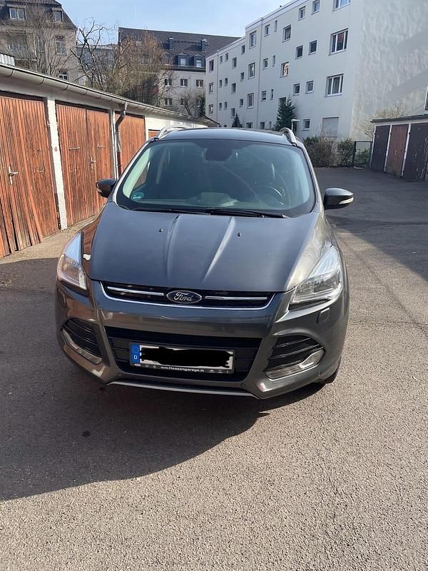 Gebraucht Ford Kuga Titanium 150 PS (110 kW) 2016 Grau SUV