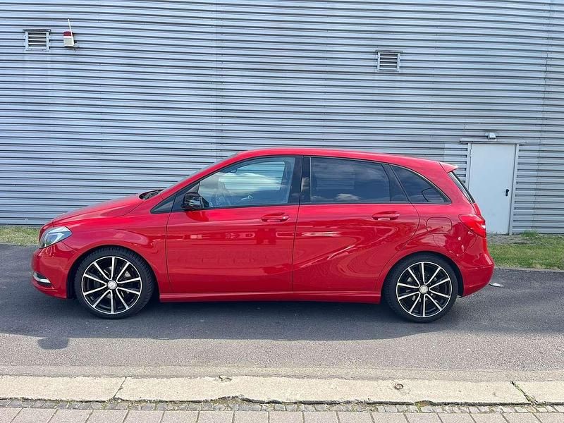 Gebraucht Mercedes B180 AMG 109 PS (80 kW) 2013 Rot Van / Kleinbus