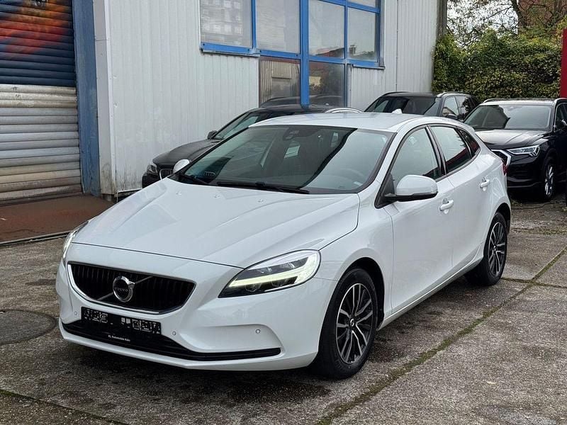 Ice white Gebraucht 2019 Volvo V40 Momentum Limousine | 13.990 € (Fairer Preis) - Bild 1/4