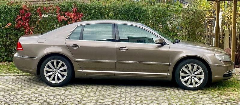 Braun Gebraucht 2012 VW Phaeton Limousine | 8.500 € - Bild 1/4