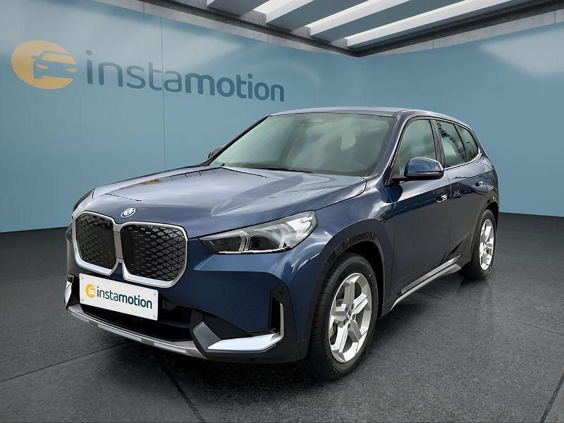 Blau Gebraucht 2024 BMW iX1 xLine SUV | 46.249 € - Bild 1/4