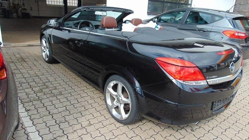 Schwarz Gebraucht 2010 Opel Astra Cabriolet Cabrio | 3.970 € (Fairer Preis) - Bild 1/4