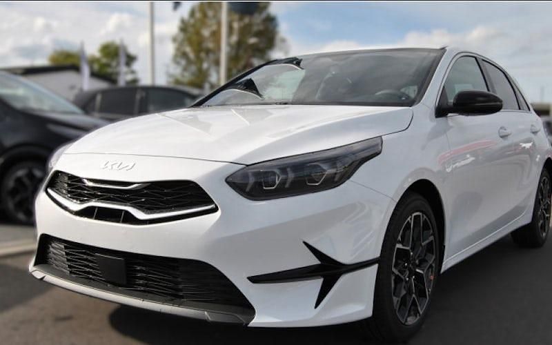 Gebraucht Kia Ceed 101 PS (74 kW) 2024 Deluxeweiß metallic Kleinwagen