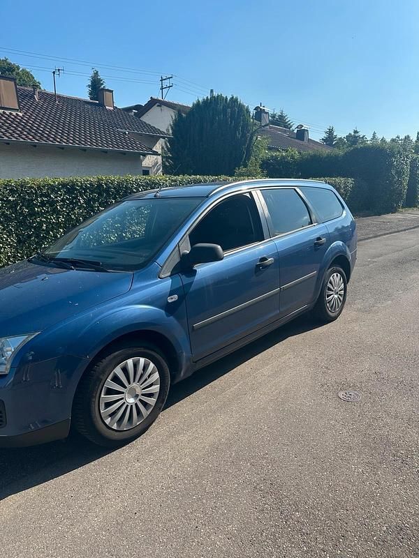 Blau Gebraucht 2005 Ford Focus Kombi | 1.000 € (Fairer Preis) - Bild 1/3