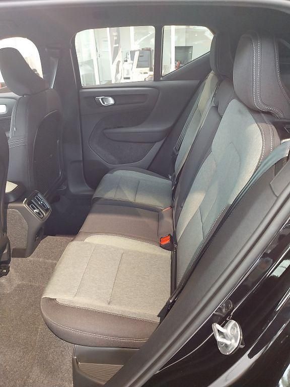 Neu Volvo XC40 Plus 163 PS (119 kW) 2025 Schwarz SUV