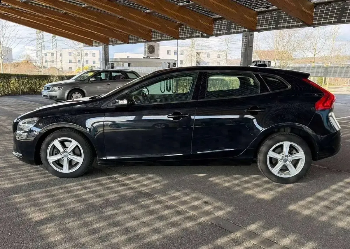 Gebraucht Volvo V40 You! 114 PS (83 kW) 2014 Black sapphire / metallic Limousine