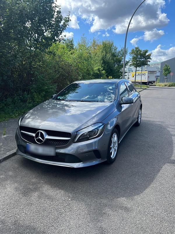 Gebraucht Mercedes A200 136 PS (100 kW) 2016 Grau Limousine
