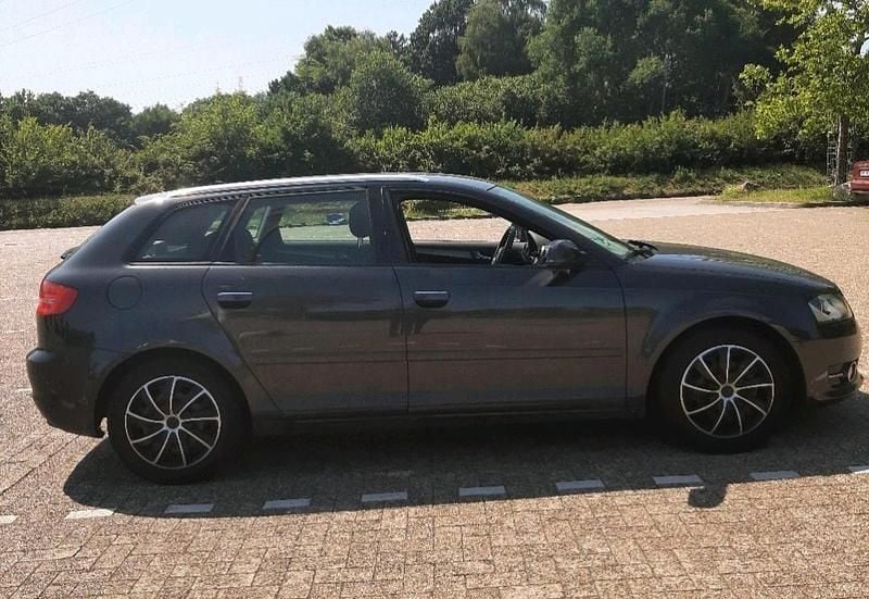 Grau Gebraucht 2011 Audi A3 Kombi | 5.200 € (Fairer Preis) - Bild 1/4