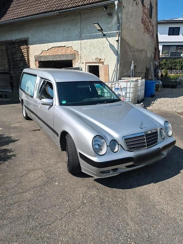 Usata Mercedes E220 143 CV (105 kW) 2000 Argento