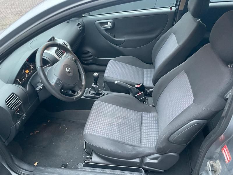 Gebraucht Opel Corsa 80 PS (58 kW) 2005 Silber Kleinwagen