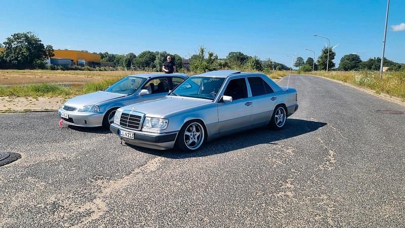 Silber Gebraucht 1991 Mercedes E230 Limousine | 6.450 € - Bild 1/4