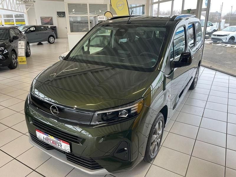 Neu Opel Combo Life 131 PS (96 kW) 2026 Sirkka grün Van / Kleinbus