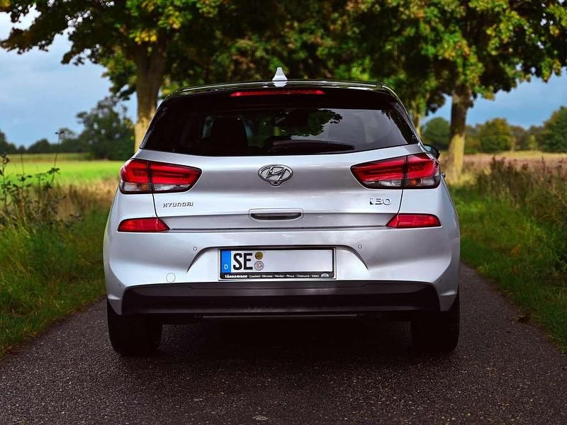 Gebraucht Hyundai i30 110 PS (80 kW) 2017 Silber Limousine