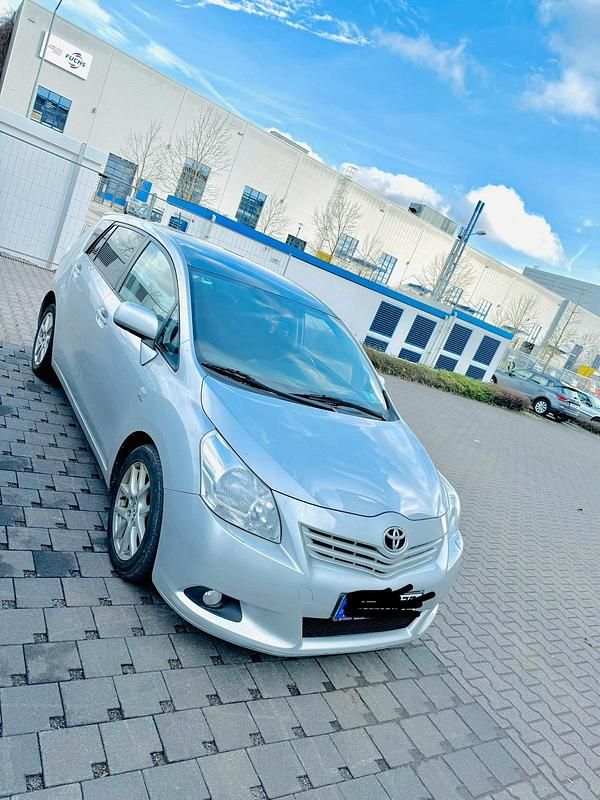 Silber Gebraucht 2010 Toyota Verso Van / Kleinbus | 5.000 € (Teuer) - Bild 1/4