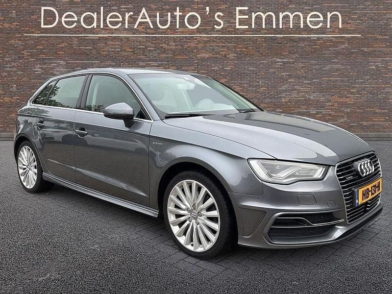 Grau Gebraucht 2015 Audi A3 Sportback e-tron Sport Kleinwagen | 8.499 € - Bild 1/4
