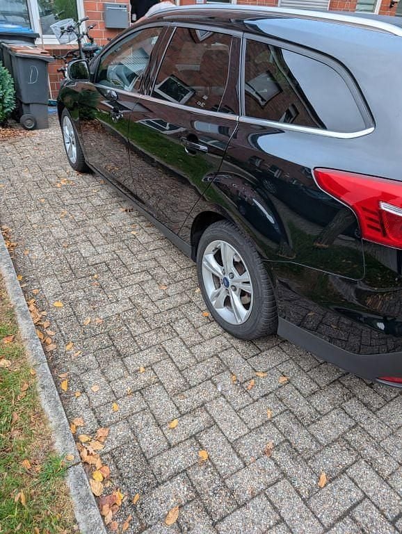 Schwarz Gebraucht 2016 Ford Focus Trend Limousine | 3.000 € (Superpreis) - Bild 1/4