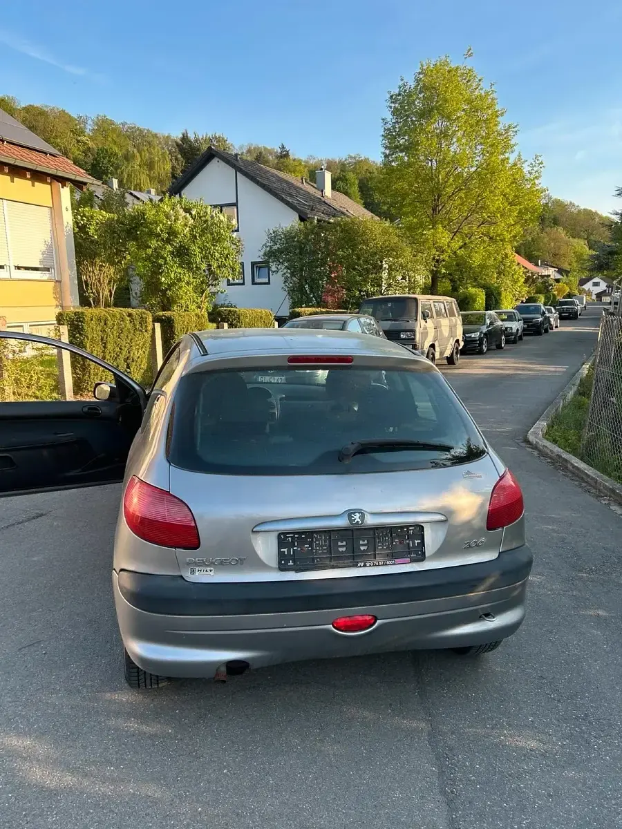 Gebraucht Peugeot 206 60 PS (44 kW) 2003 Silber Kleinwagen