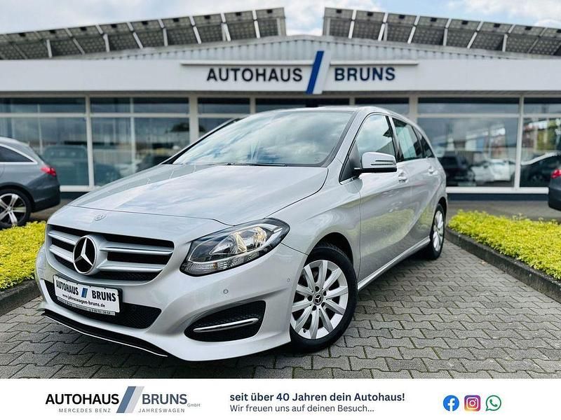Silber Gebraucht 2018 Mercedes 180 Style Limousine | 16.555 € (Fairer Preis) - Bild 1/4