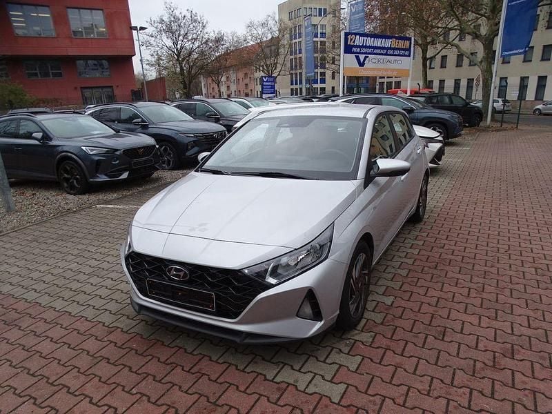 Gebraucht Hyundai i20 Trend 101 PS (74 kW) 2022 Silber Limousine