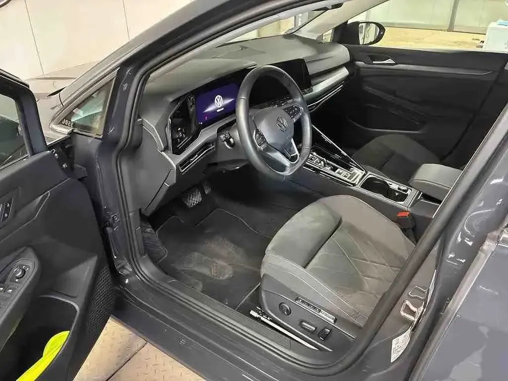 Gebraucht VW Golf VIII Style 150 PS (110 kW) 2024 Grau Limousine