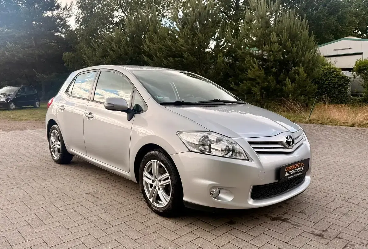 Gebraucht Toyota Auris 99 PS (72 kW) 2012 Silber Kleinwagen
