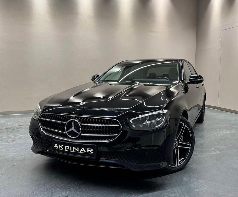 Schwarz Gebraucht 2021 Mercedes E300 Night Limousine | 42.800 € (Teuer) - Bild 1/4