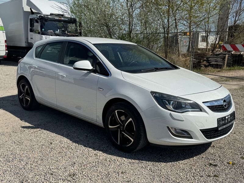 Weiß Gebraucht 2010 Opel Astra Innovation Limousine | 5.490 € (Fairer Preis) - Bild 1/4
