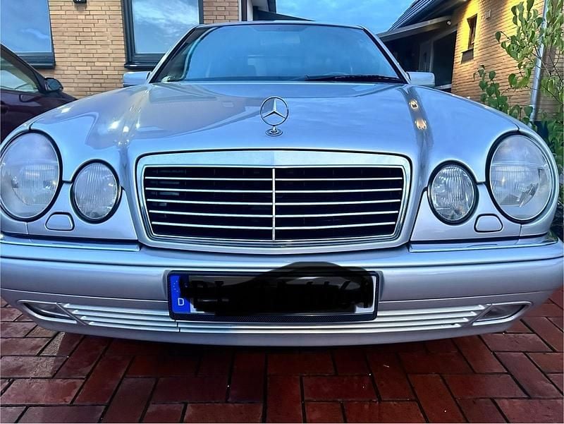 Silber Gebraucht 1998 Mercedes E320 Limousine | 8.500 € - Bild 1/4