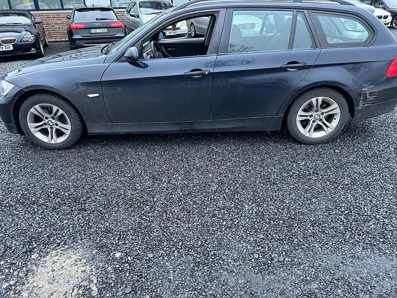 Gebraucht BMW 320 150 PS (110 kW) 2007 Blau Kombi