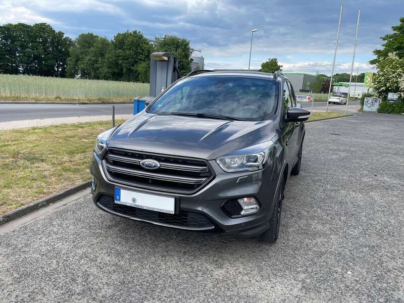 Grau Gebraucht 2019 Ford Kuga ST-Line SUV | 19.900 € (Teuer) - Bild 1/4