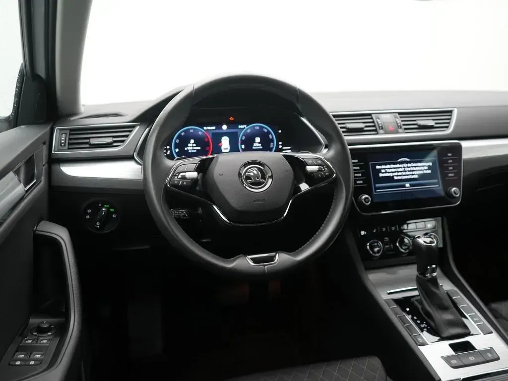 Gebraucht Skoda Superb Ambition 150 PS (110 kW) 2022 Moonweiß perleffekt Kombi