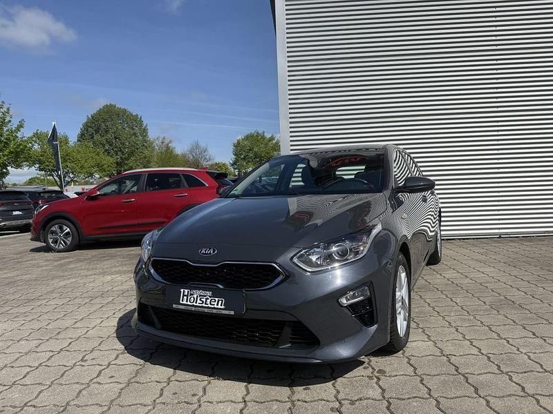 Grau Gebraucht 2020 Kia Ceed 4 Limousine | 15.450 € (Fairer Preis) - Bild 1/4