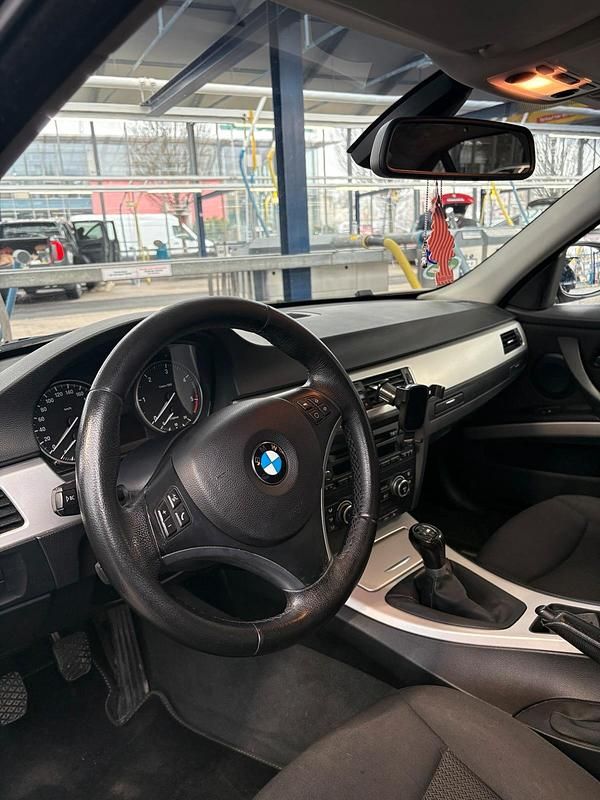 Gebraucht BMW 318 143 PS (105 kW) 2009 Schwarz Limousine