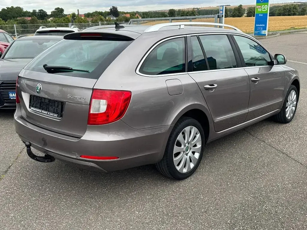 Gebraucht Skoda Superb Elegance 170 PS (125 kW) 2011 Grau Kombi