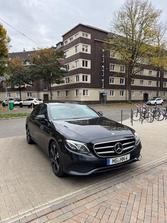 Schwarz Gebraucht 2016 Mercedes E220 Avantgarde Limousine | 22.100 € (Fairer Preis) - Bild 1/4