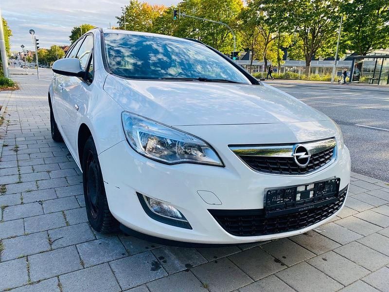 Weiß Gebraucht 2012 Opel Astra Edition Kombi | 3.490 € (Fairer Preis) - Bild 1/4