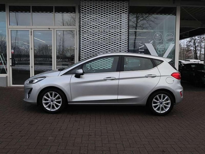 Gebraucht Ford Fiesta Titanium 101 PS (74 kW) 2017 Polarsilber metallic Kleinwagen