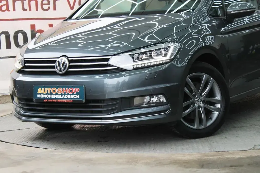 Używany VW Touran 150 KM (110 kW) 2017 Szary Minivan