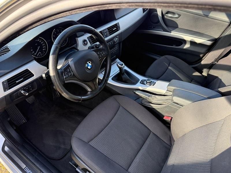 Second-hand BMW 325 218 CP (160 kW) 2008 Argintiu Berlinǎ