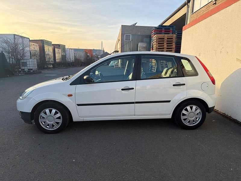 Gebraucht Ford Fiesta 80 PS (58 kW) 2003 Weiß Kleinwagen