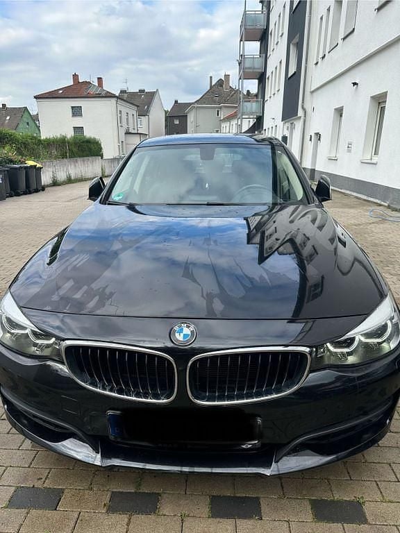Schwarz Gebraucht 2017 BMW 320 Gran Turismo Sport Line Limousine | 16.100 € (Fairer Preis) - Bild 1/4
