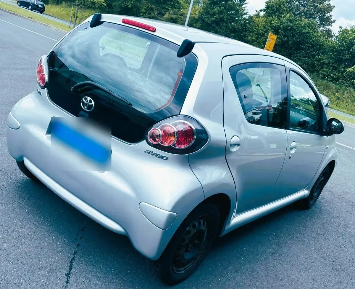Gebraucht Toyota Aygo 68 PS (50 kW) 2011 Silber Kleinwagen