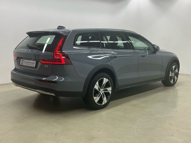 Gebraucht Volvo V60 CC Ultimate 197 PS (144 kW) 2023 Thunder grey Kombi