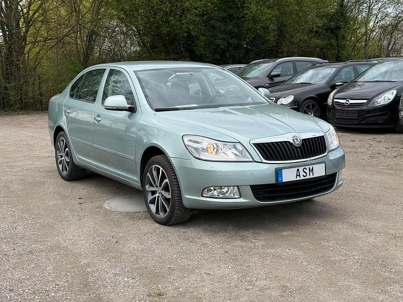 Usado Skoda Octavia 102 HP (75 kW) 2009 Andere farben Sedan