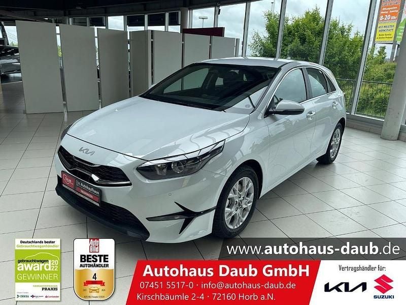 Neu Kia Ceed 101 PS (74 kW) 2025 Carraraweiss Kleinwagen