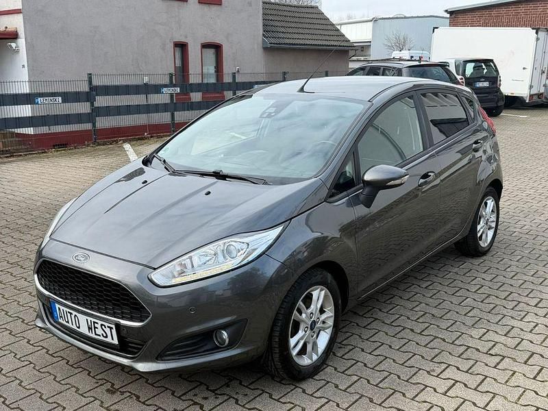 Gebraucht Ford Fiesta Celebration 101 PS (74 kW) 2016 Grau Limousine