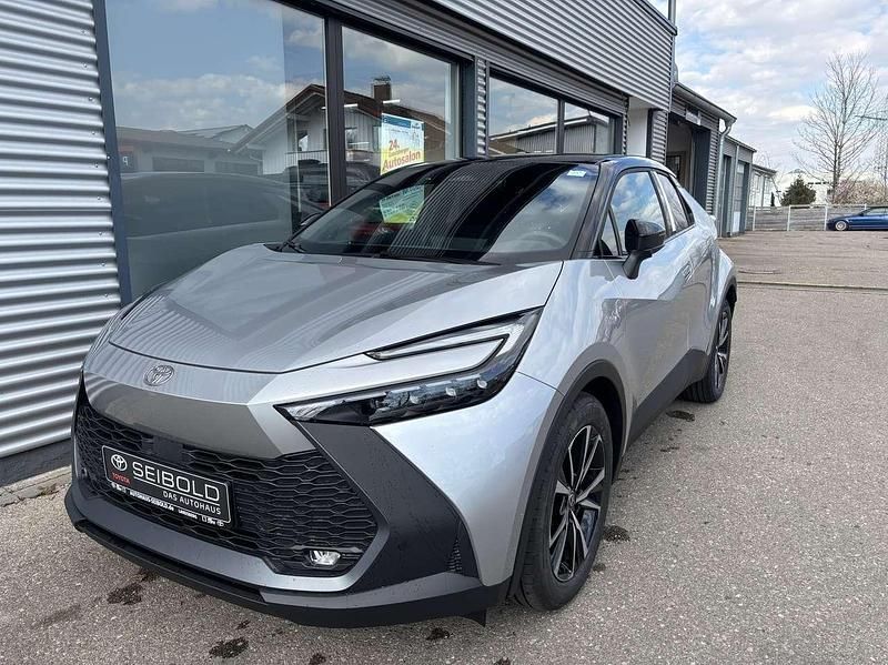 Shimmering silver metallic Neu 2025 Toyota C-HR SUV | 36.990 € (Teuer) - Bild 1/4