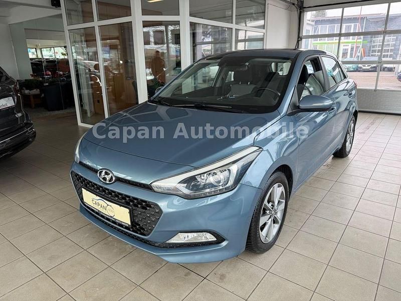Gebraucht Hyundai i20 Intro Edition 101 PS (74 kW) 2015 Blau Limousine